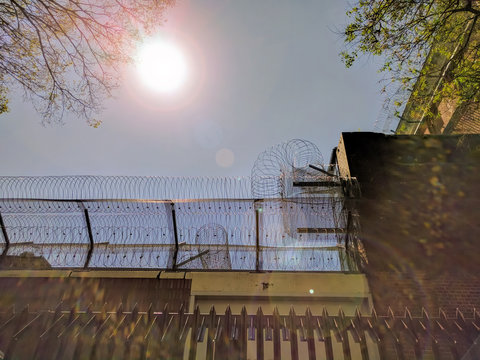 Gef&auml;ngnismauer mit Stacheldraht