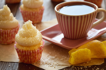 Lemon-coconut cupcakes