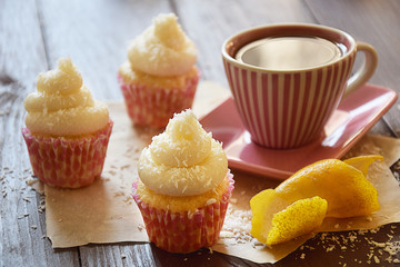 Lemon-coconut cupcakes