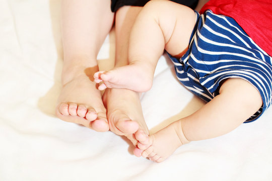 お母さんと赤ちゃんの足