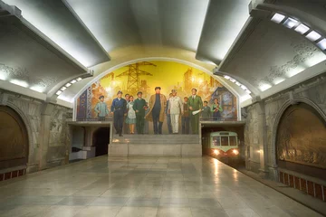 Fototapete Bahnhof Ein Blick auf Bahnhof Puhung, Mosaik und Zug. Mangyongdae-Linie der U-Bahn von Pjöngjang. DVRK - Nordkorea. 01.05.2017.