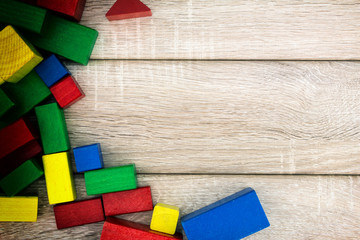 Verschiedene Bausteine aus Holz auf einem Holz hintergrund
