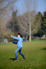 Junge spielt im Park