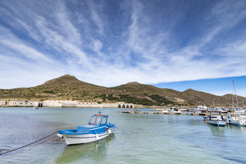 Porticciolo di Favignana con la vecchia tonnara sullo sfondo, Sicilia	