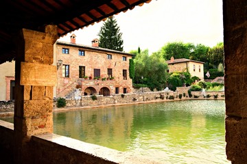 paesaggio di Bagno Vignoni, vasca cinquecentesca di acqua termale calda in Toscana, Italia