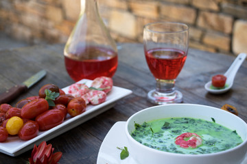 Sahnige Spinatsuppe mit Shrimps und Tomaten