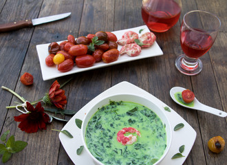 Sahnige Spinatsuppe mit gedünsteten Kirschtomaten 