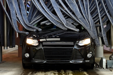 Bild - Auto fährt aus Waschanlage