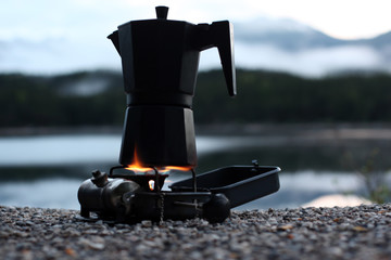 Kaffee am Benzinkocher vor dem Bergsee
