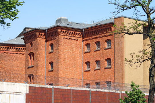 Gefängnis mit Gitterfenstern