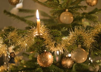 Beleuchtete Weihnachtskerze am Christbaum