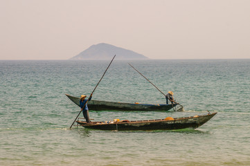 Obraz premium Traditional Vietnamese fishing along the beautiful coastline of Vietnam