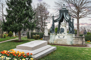 Obraz premium A cemetery in the Viennese district of Simmering, opened in 1874 and about three million graves, making it one of the largest cemeteries in Europe