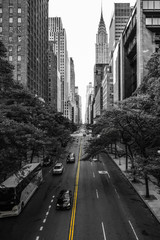 Endlose Straßen von Manhattan New York Wolkenkratzer Autos gelbe Fahrspurmarkierung schwarz und weiß