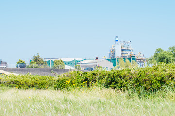 Fototapeta premium 工場と自然の風景