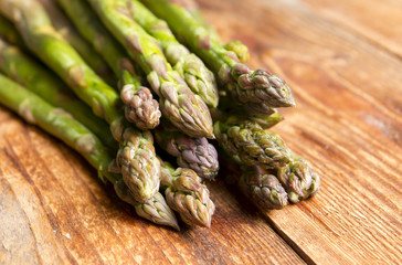 Świeże szparagi na drewnie