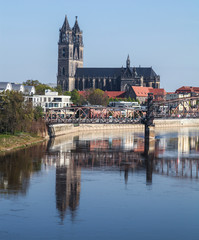 Dom mit Eisenbahnbrücke in Magdeburg