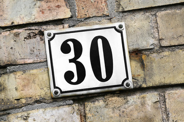 Hausnummer drei&szlig;ig