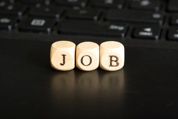 Ein Computer und das Wort Job