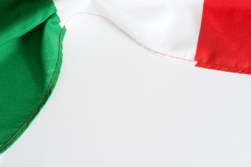 Italienische Nationalfahne auf weissem Hintergrund