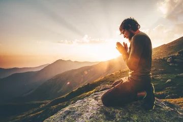Foto op Plexiglas Man praying at sunset © EVERST
