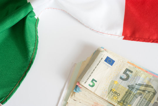 Italienische Flagge und Euro Geldscheine