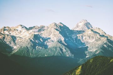 Fototapeta premium Skaliste pasmo szczyty Krajobraz Lato Podróży dzikiej przyrody sceniczny widok z lotu ptaka w Rosji.