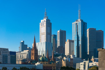 Obraz premium Melbourne CBD view wit Flinders station, St Paul's Cathedral and skyscrapers