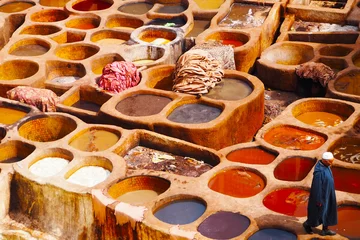 Tuinposter Marokko Kleurrijke leerlooierij in Fes Chouara, Marokko