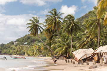 Sch&ouml;ner Strand mit kaputten Fischerh&uuml;tten