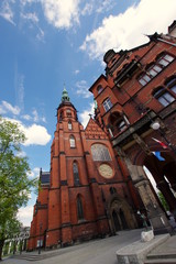 Katedra Świętych Apostołów Piotra i Pawła w Legnicy - wejście, wieża oraz okoliczne kamienice