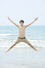 Fototapeta premium 海でジャンプする男性