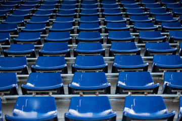 Fototapeta premium Rzędy niebieskich plastikowych krzesełek stadionowych.