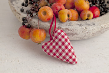 Kariertes Stoffherz und Zieräpfel