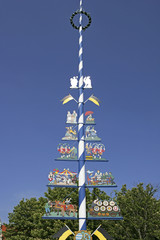 Viktualienmarkt square with maypole, Munich, Bavaria, Germany, Europe, 27. April 2007