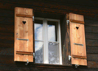 Rustikales Fenster mit Fensterläde