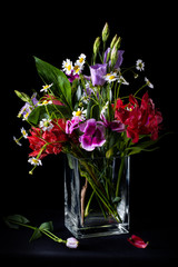Obrazy na Szkle  Bukiet kwiatów na czarnym tle