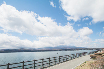 Obraz premium Mt fuji and Lake on the sky background