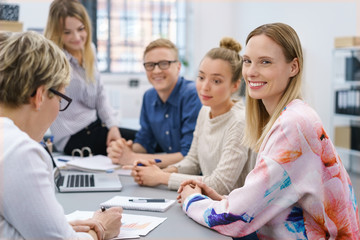 Fototapeta premium team-besprechung im büro