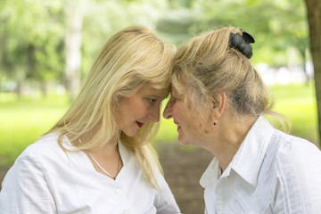 Fototapeta premium Mother and daughter in the park
