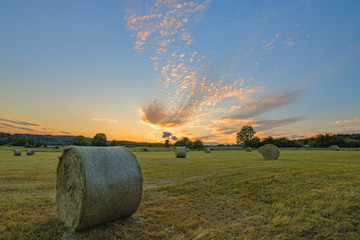 Strohballen im Feld bei Sonnenuntergang
