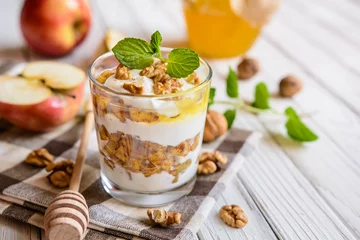 Fotobehang Dessert Appeldessert met ricotta, walnoot, kaneel en honing