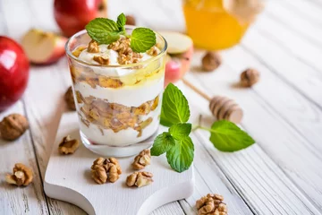 Foto op Plexiglas Dessert Appeldessert met ricotta, walnoot, kaneel en honing