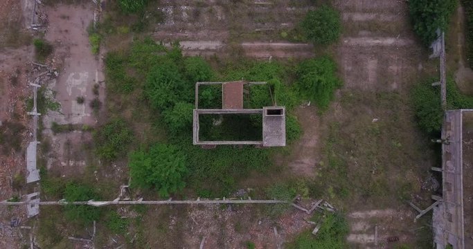 Veduta aerea di un casale di campagna abbandonato e ormai distrutto