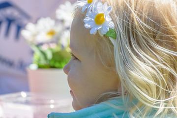Obraz na płótnie Canvas little blonde girl with daisy headband