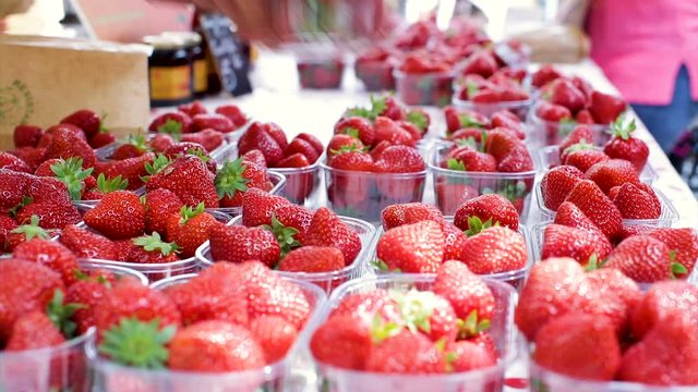 barquette de fraise dans un march&eacute; 