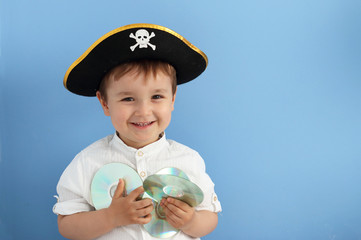 niño con somnrero de pirata sujetando discos