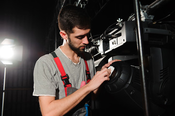 Fototapeta na wymiar The equipment repair engineer diagnoses the breakdown of light equipment