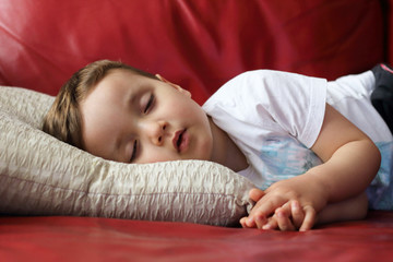 niño durmiendo en el sofá