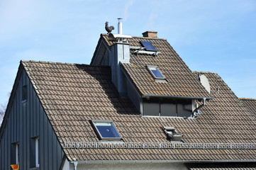 Schornstein mit Zinkblech-Verkleidung auf einem Ziegeldach